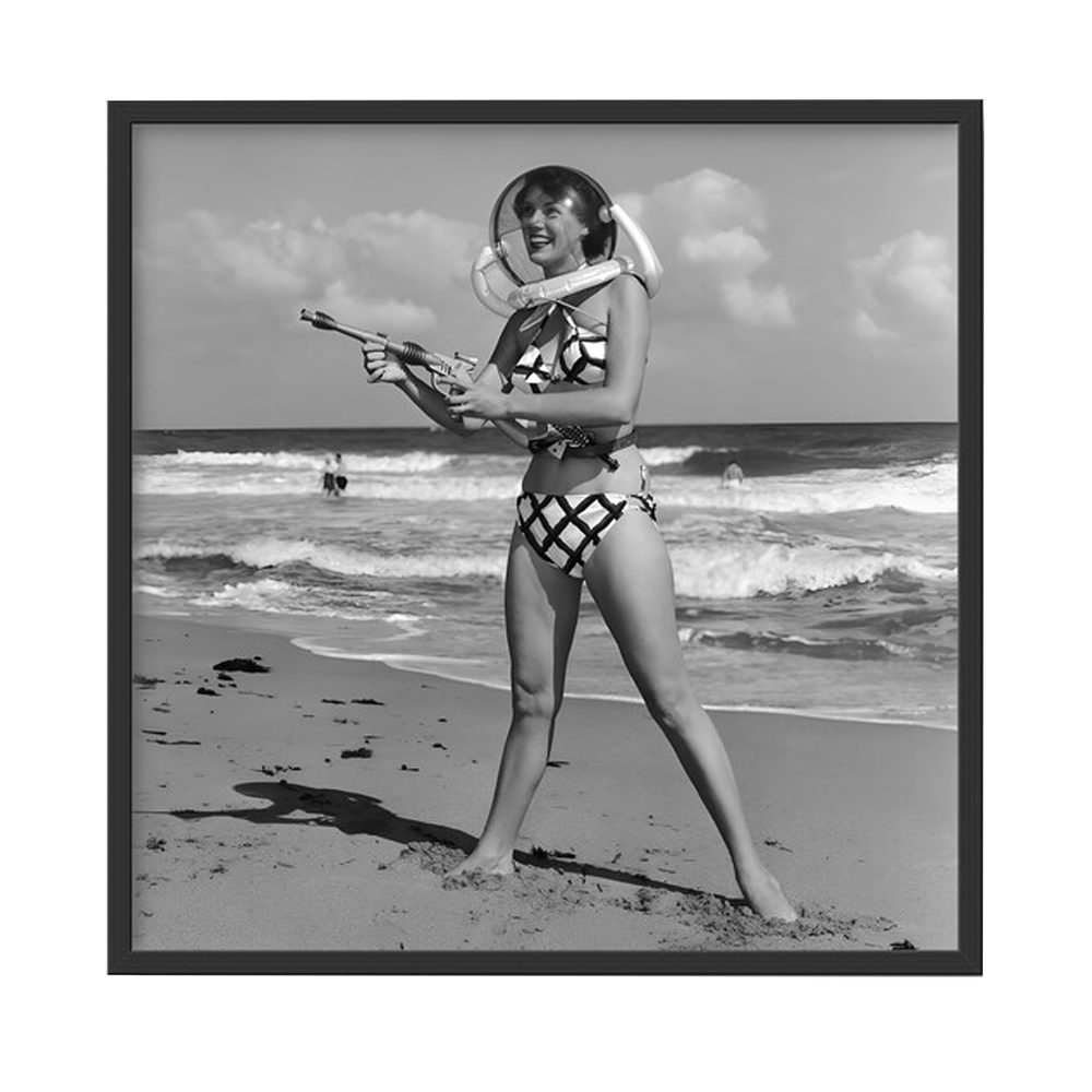 QUADRO VINTAGE MULHER DE MADEIRA 93X93CM