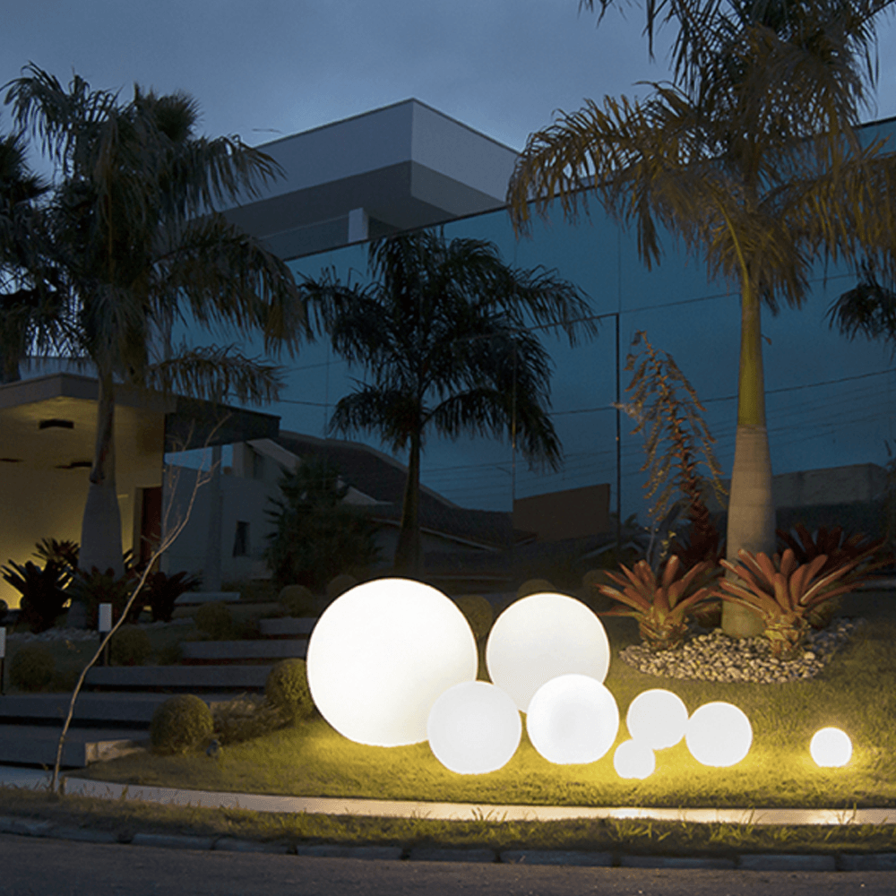 LUMINARIA GRANDE ESFERA EM POLIETILENO 60CM