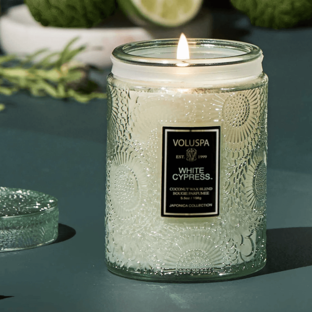 MINI VELA POTE DE VIDRO 50H RELEVO WHITE CYPRESS VOLUSPA