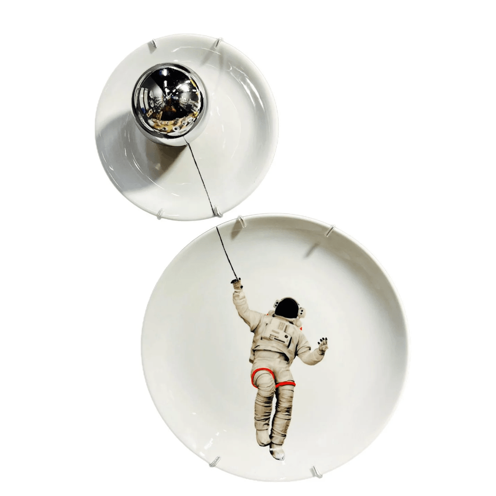 PRATO DECORATIVO ASTRONAUTA DE PORCELANA COM 2 GREGHI DESIGN