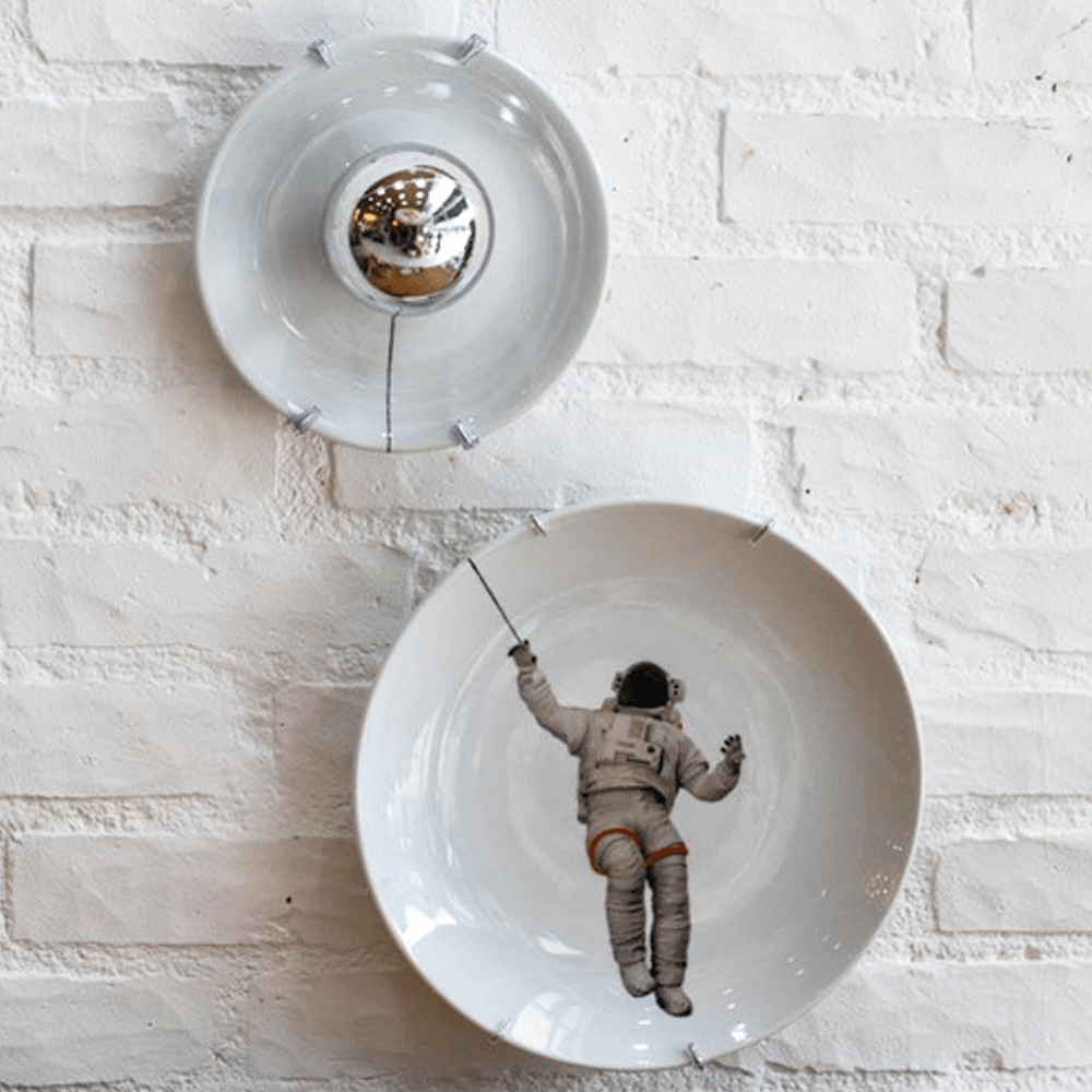 PRATO DECORATIVO ASTRONAUTA DE PORCELANA COM 2 GREGHI DESIGN
